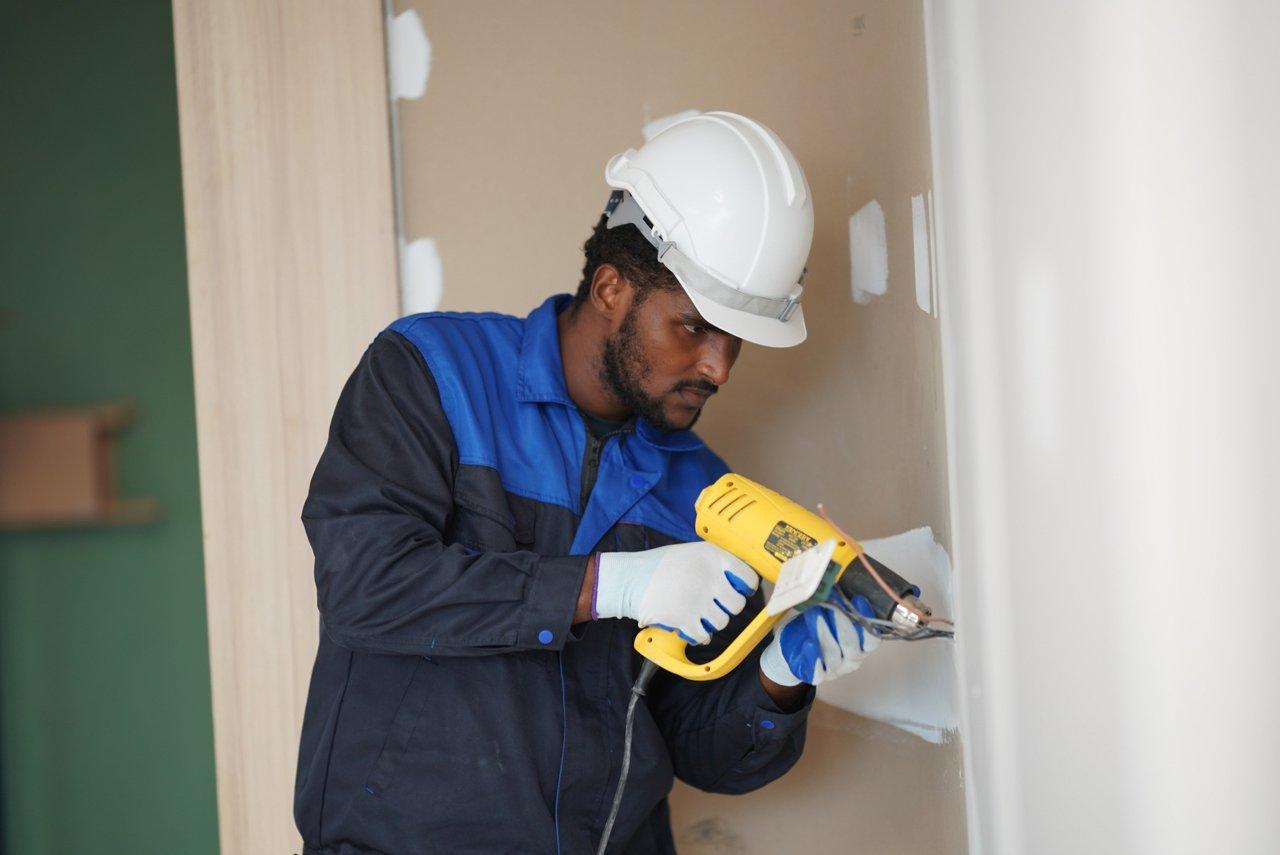 Adapter son outillage électroportatif pour le travail en hauteur : recommandations sécurité