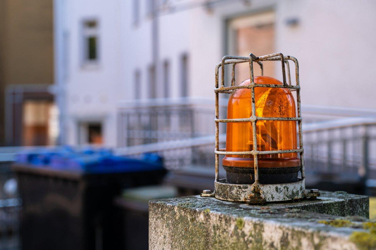 Alarme lumineuse VIGIflash 120dB pour site sous tension : avantages et contraintes détaillés