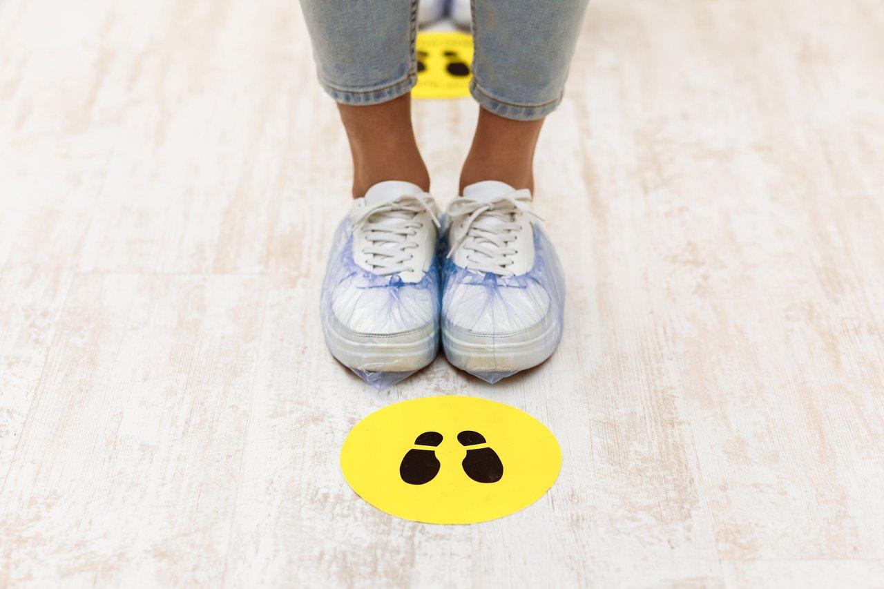 Choisir des sur-chaussures antidérapantes pour prévenir les glissades sur sol gelé en chantier hivernal