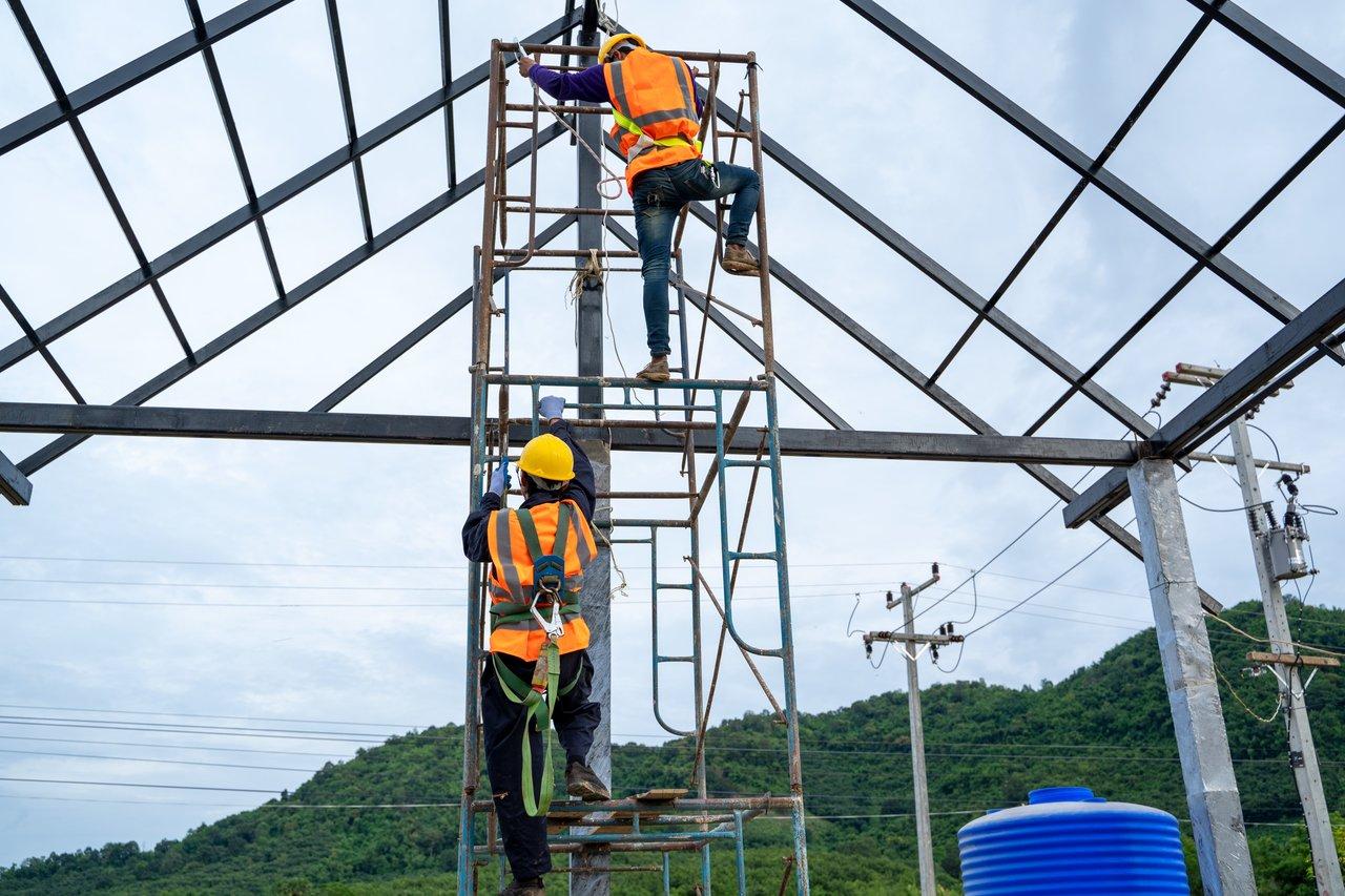 Dangers invisibles sur chantier : détecteurs et prévention amiante, gaz et tension