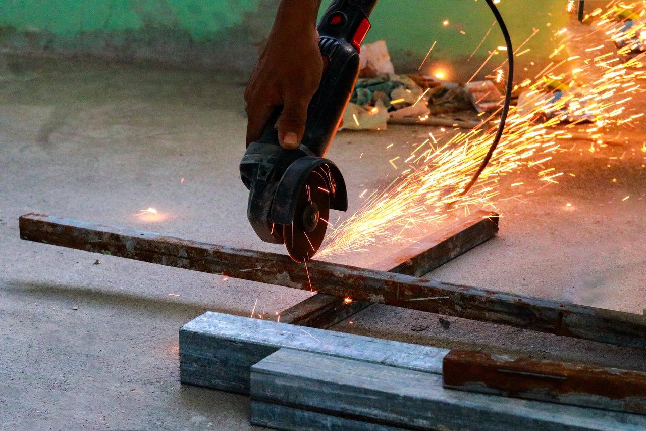 Découper du métal fin avec une meuleuse 125 mm : disques, prix et astuces