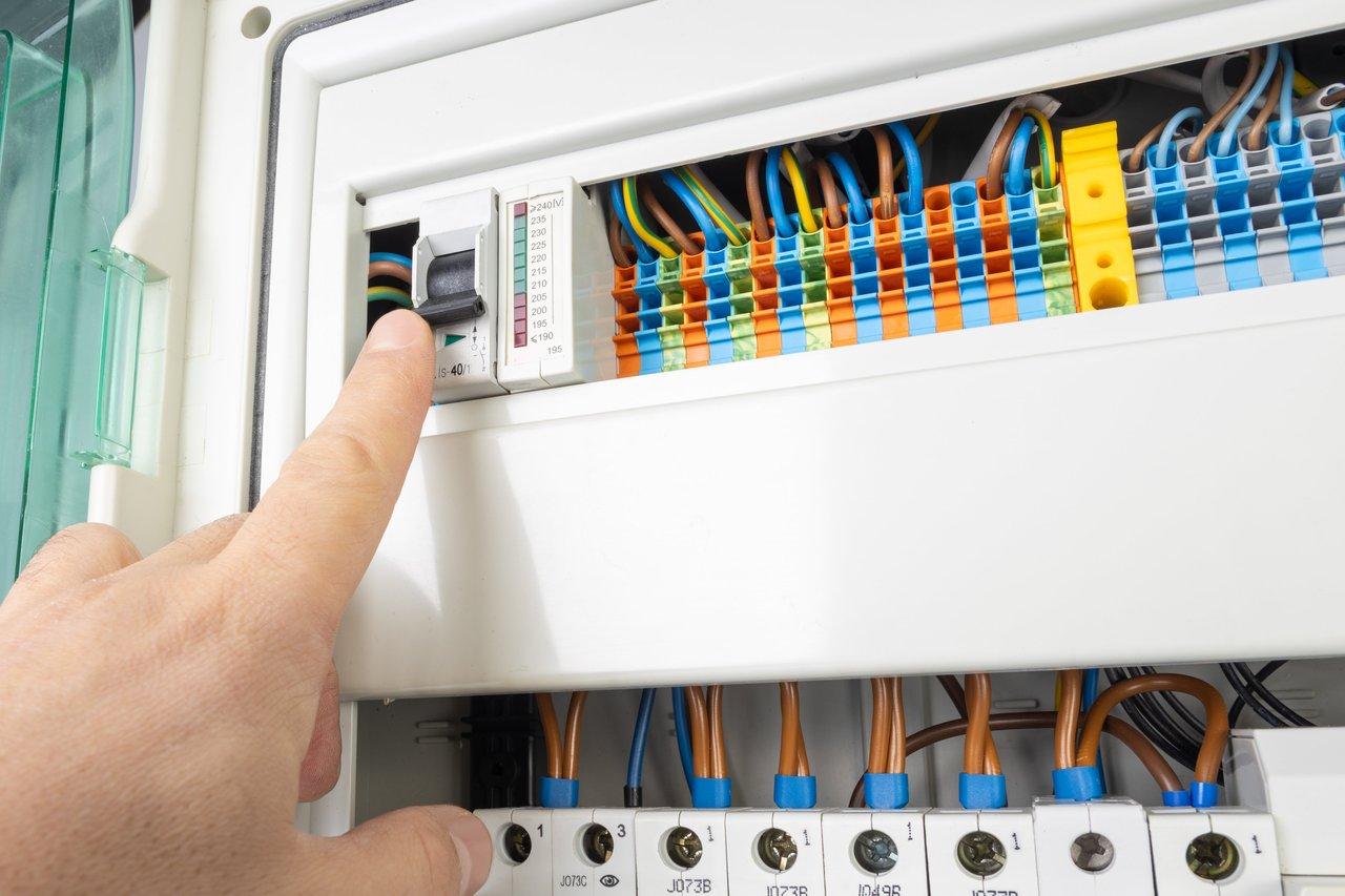 Détecter une fuite de courant avec un disjoncteur différentiel spécialisé : méthode pro