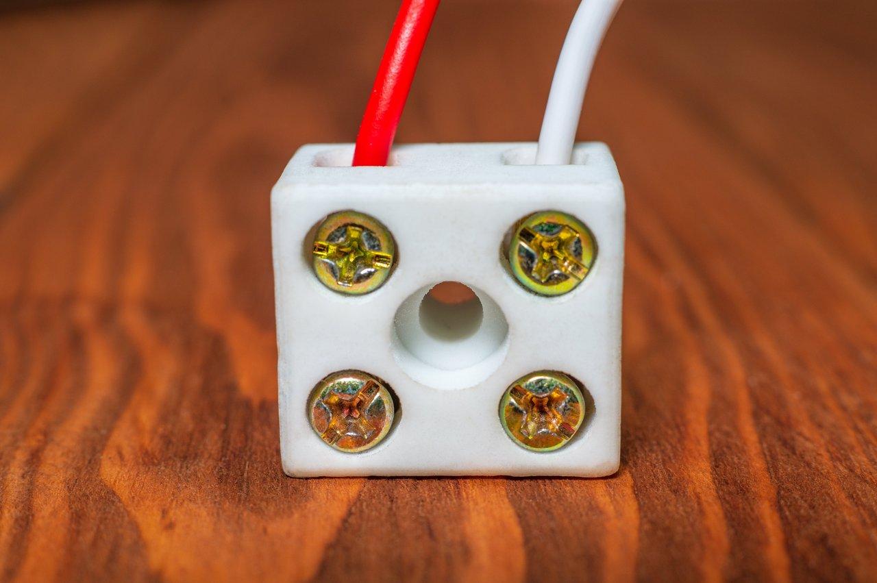 Détecteurs de câbles et gaines dans les murs : guide expert pour une sécurité maximale