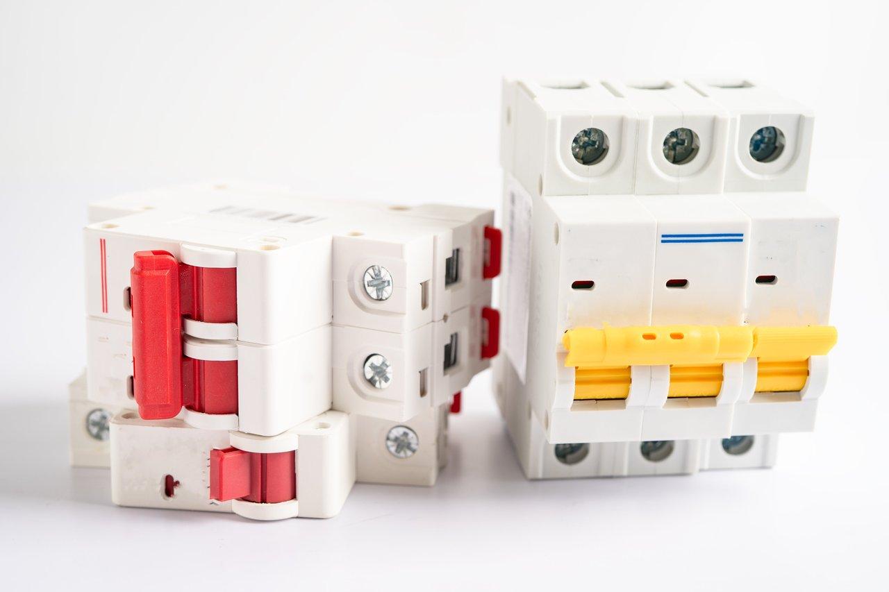 Disjoncteur connecté : fonctionnalités, tarifs et intérêts sur petit chantier