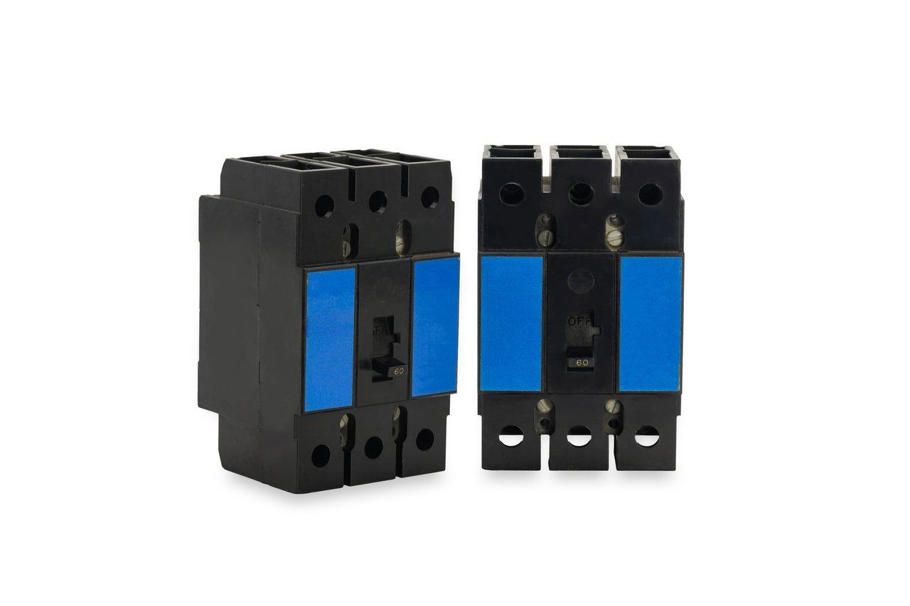 Disjoncteur Courbe C vs D : Bien Choisir la Protection des Outillages Puissants