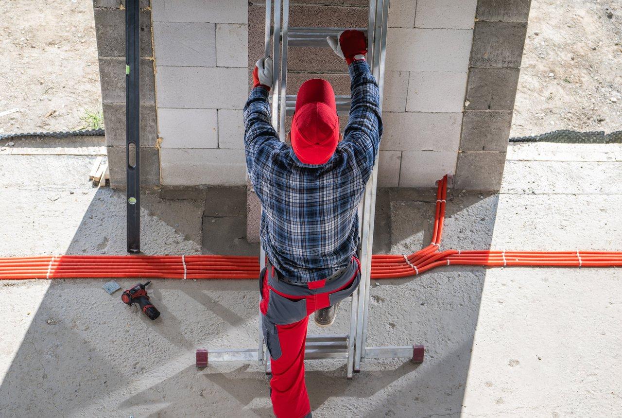 Échelles isolantes pour travaux électriques : retour d’expérience et bonnes pratiques de sécurité