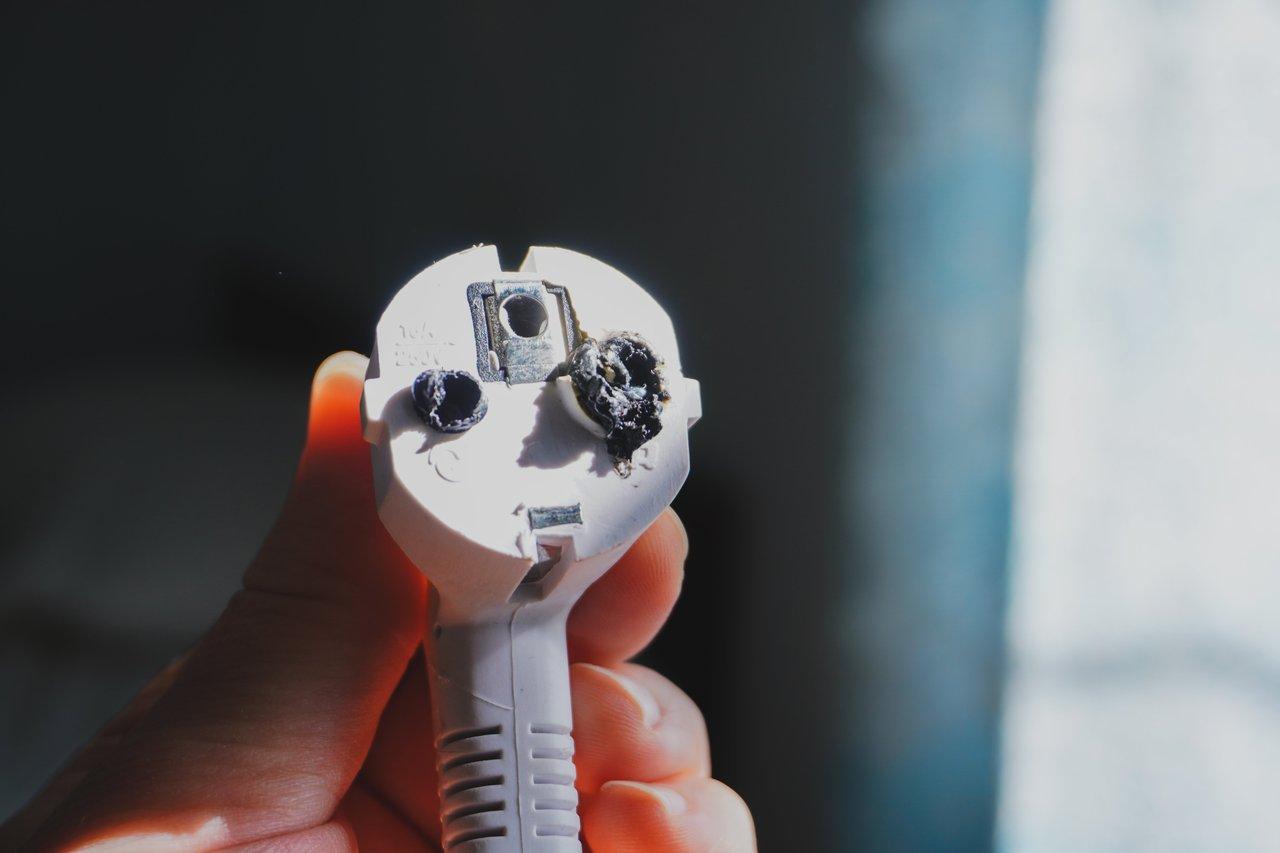 Guide complet des habilitations électriques : niveaux, processus et responsabilités