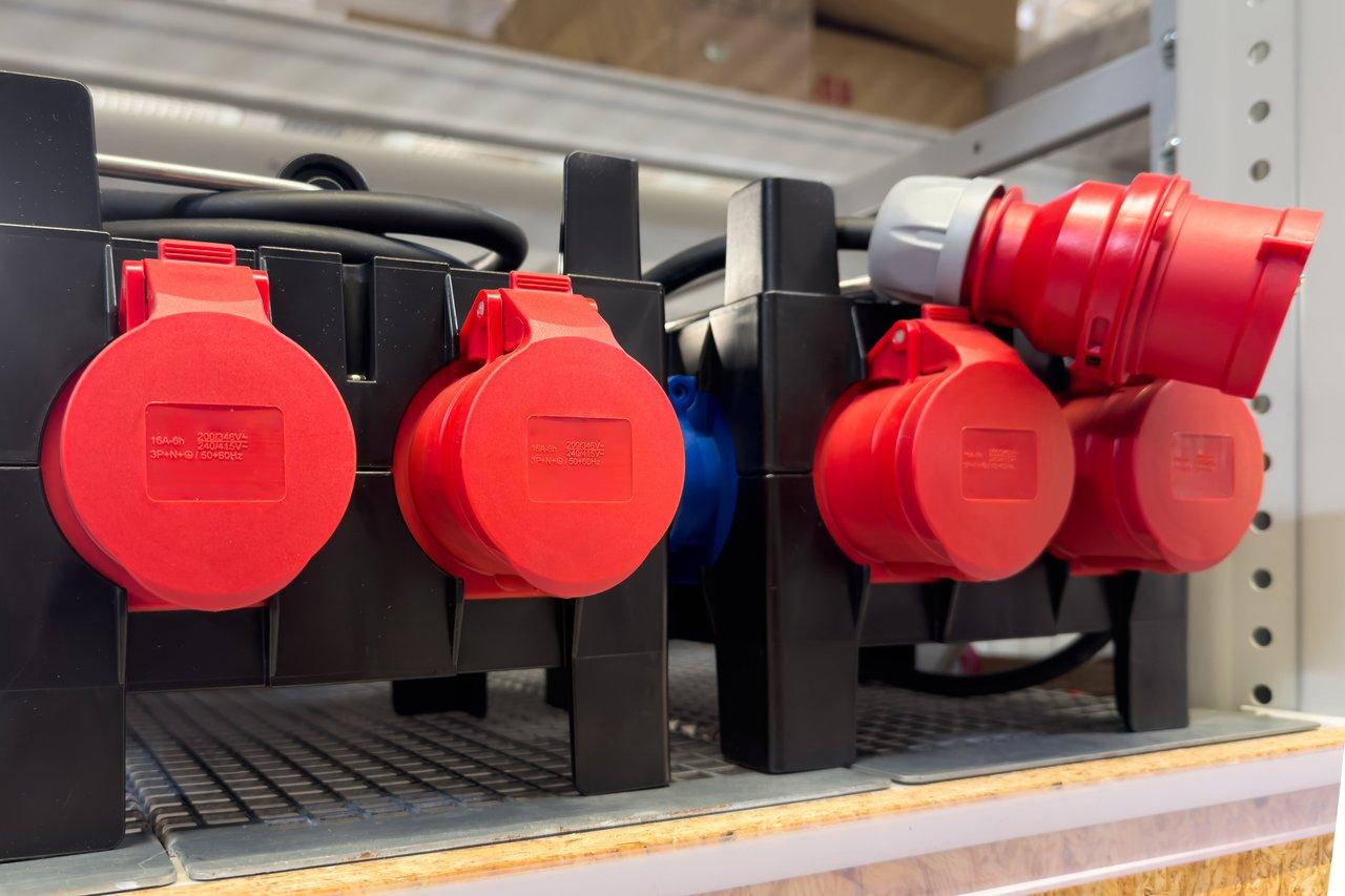 Innovations des dominos et connecteurs automatiques pour électriciens : sécurité et fiabilité accrues