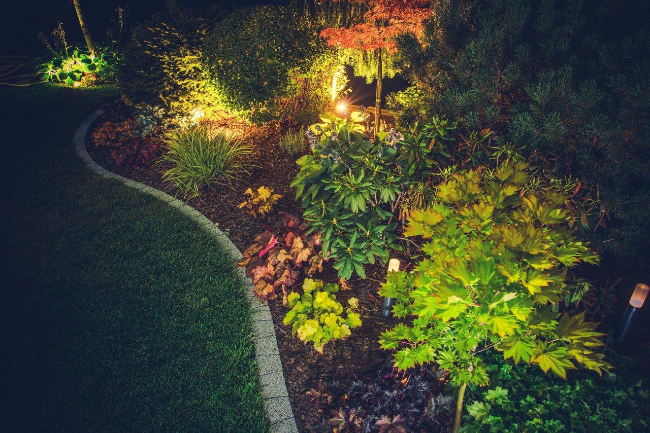 Installer un éclairage de jardin : guide pratique et sécurité pour les beaux jours