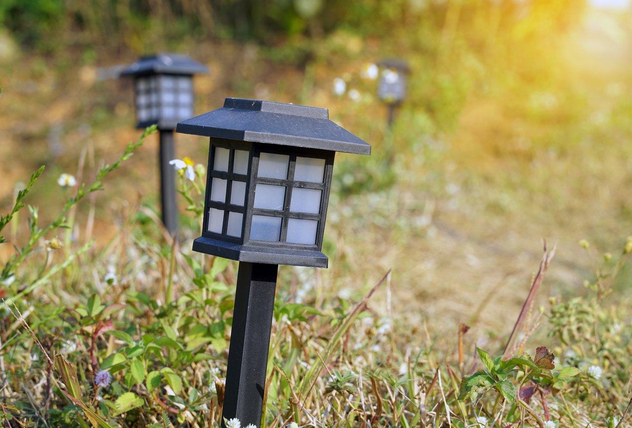 Installer un éclairage extérieur solaire autonome : guide complet de préparation et fixation