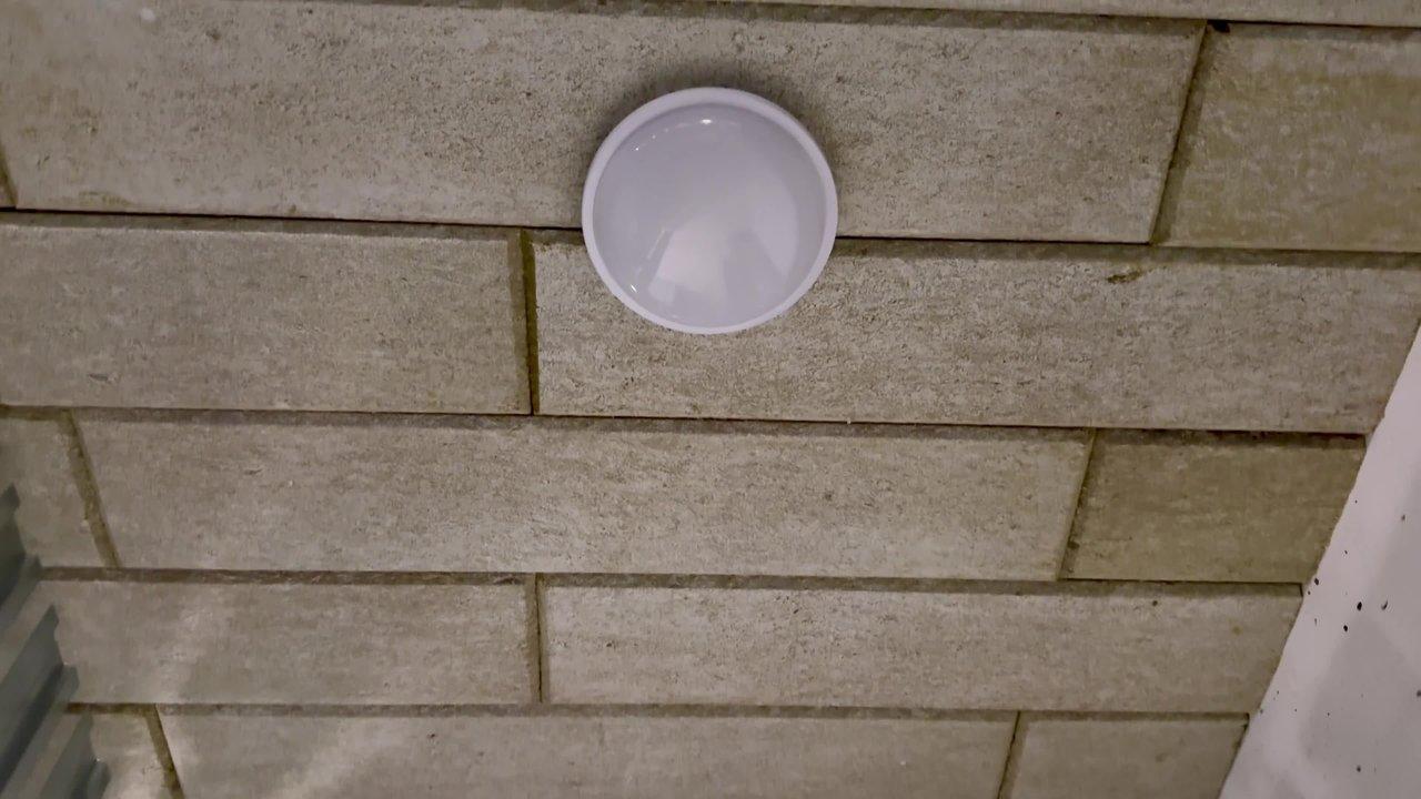 Installer un plafonnier avec suspension : méthodes adaptées à chaque support de plafond