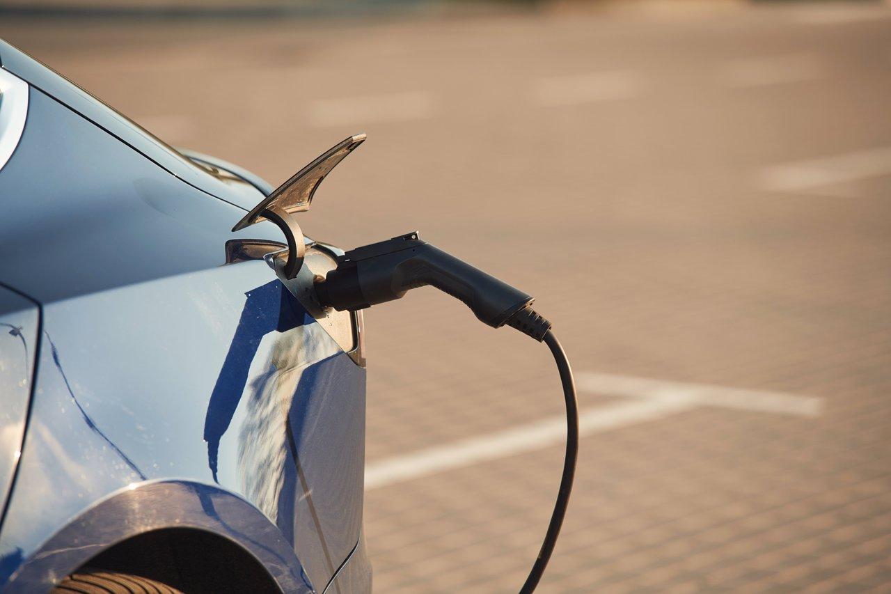 Installer une prise de recharge pour véhicule électrique à domicile : guide complet