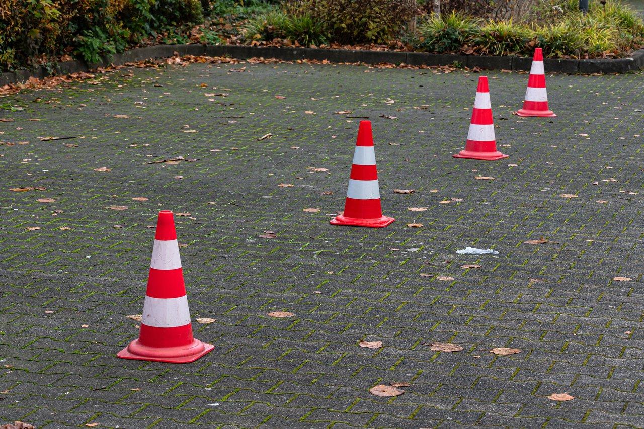 Les indispensables du balisage électrique : cônes, rubans, panneaux et usages spécifiques