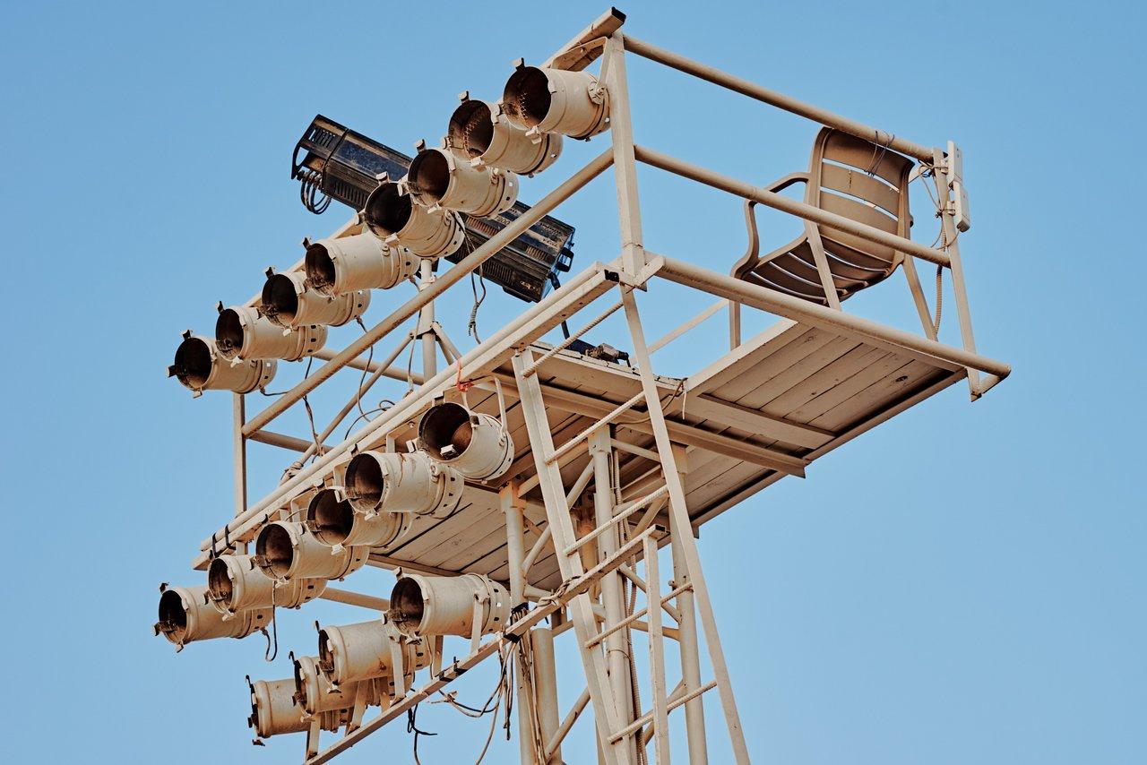 Maintenance des lampes de chantier : vérifications essentielles et remplacement sécurisé des BAES