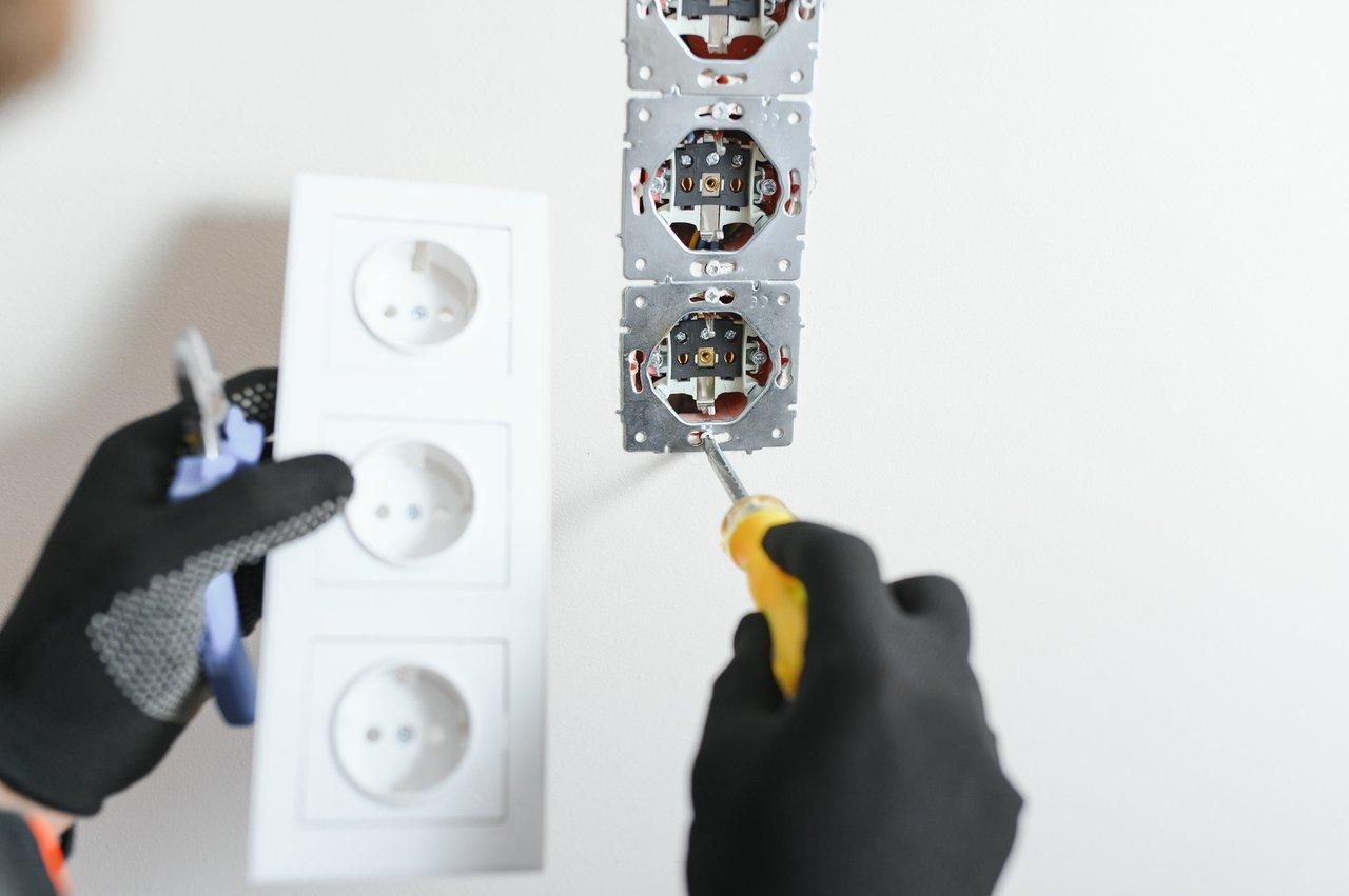 Montage d’un interrupteur va-et-vient double : guide complet d’installation
