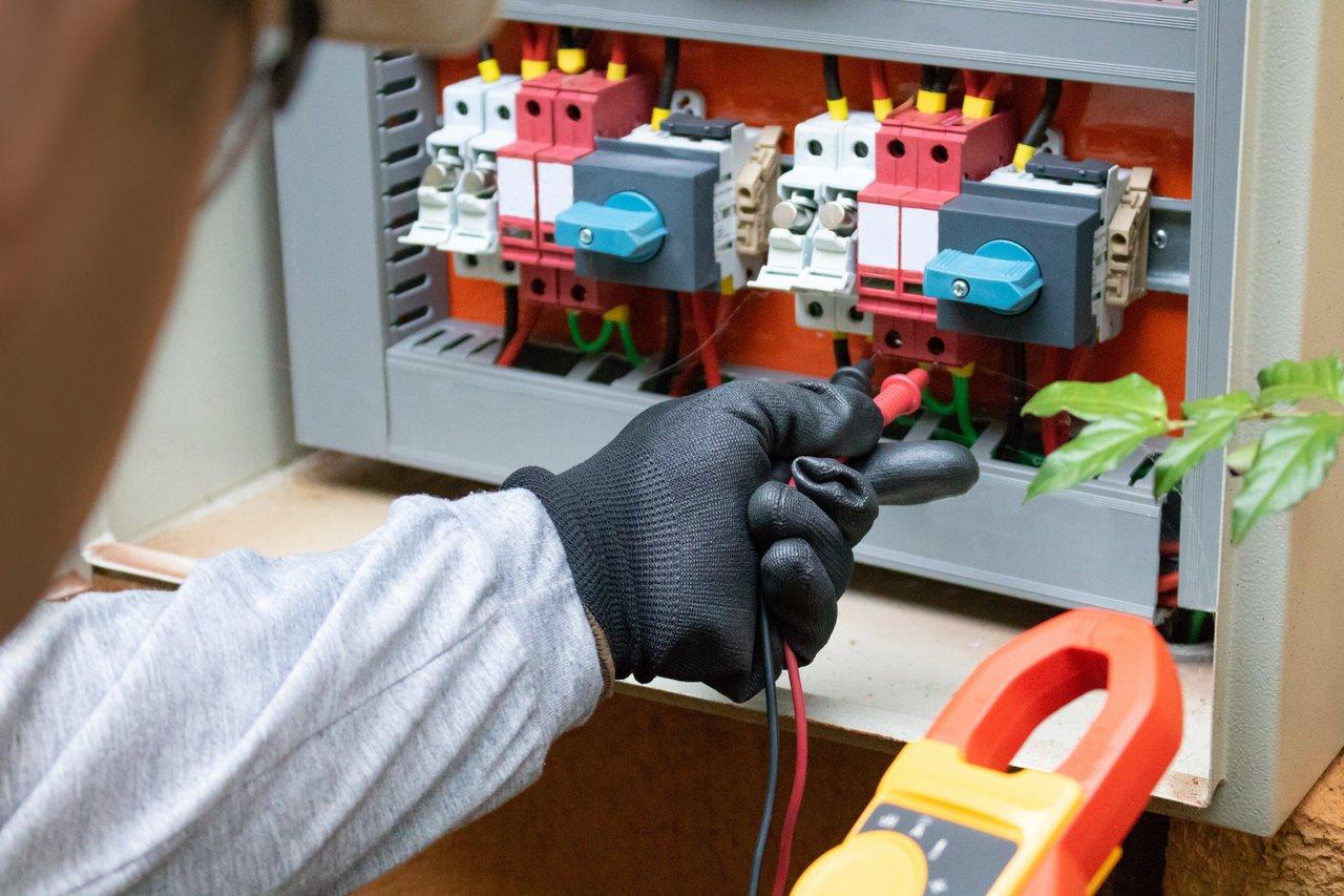 Nettoyer ses équipements électriques en toute sécurité : quels produits utiliser ?