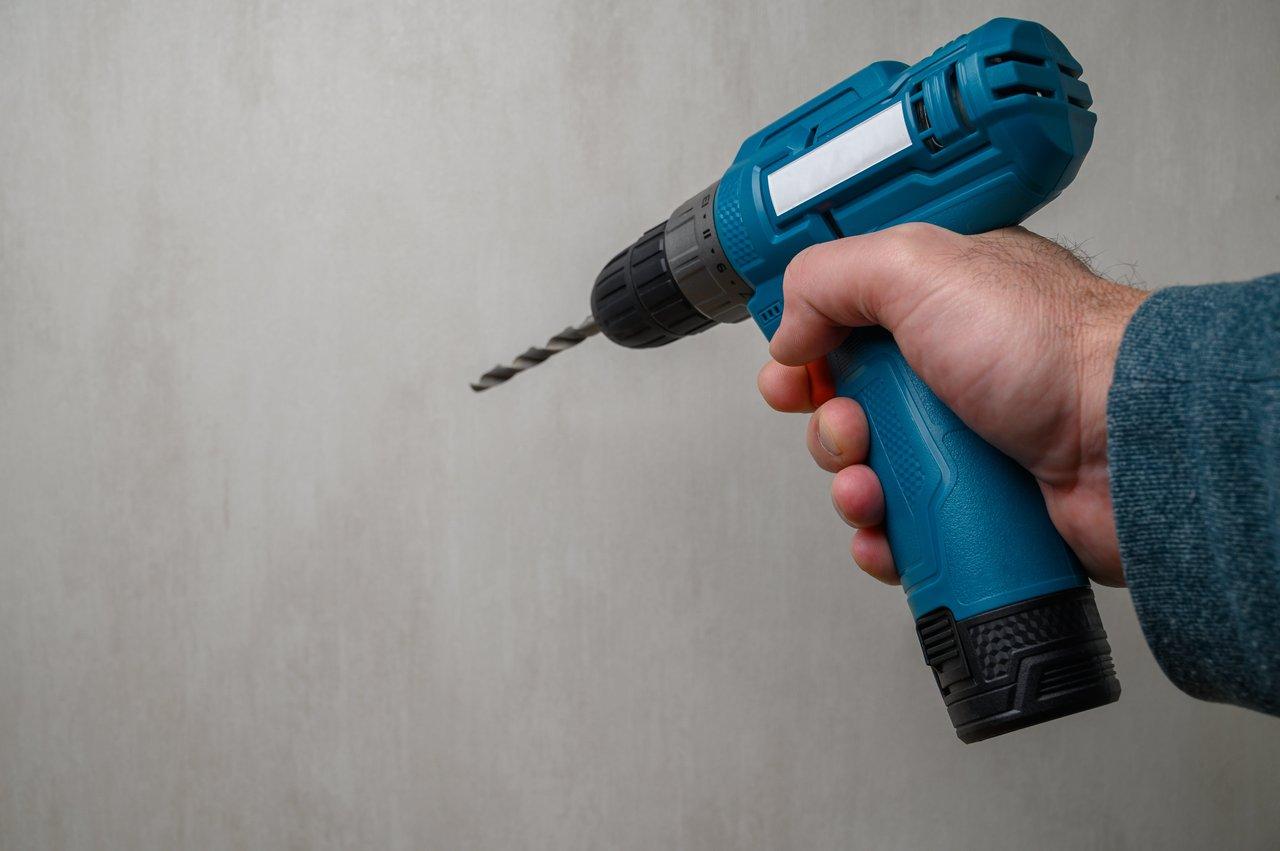 Percer du béton armé avec une perceuse sans fil 20V : performances et précautions essentielles