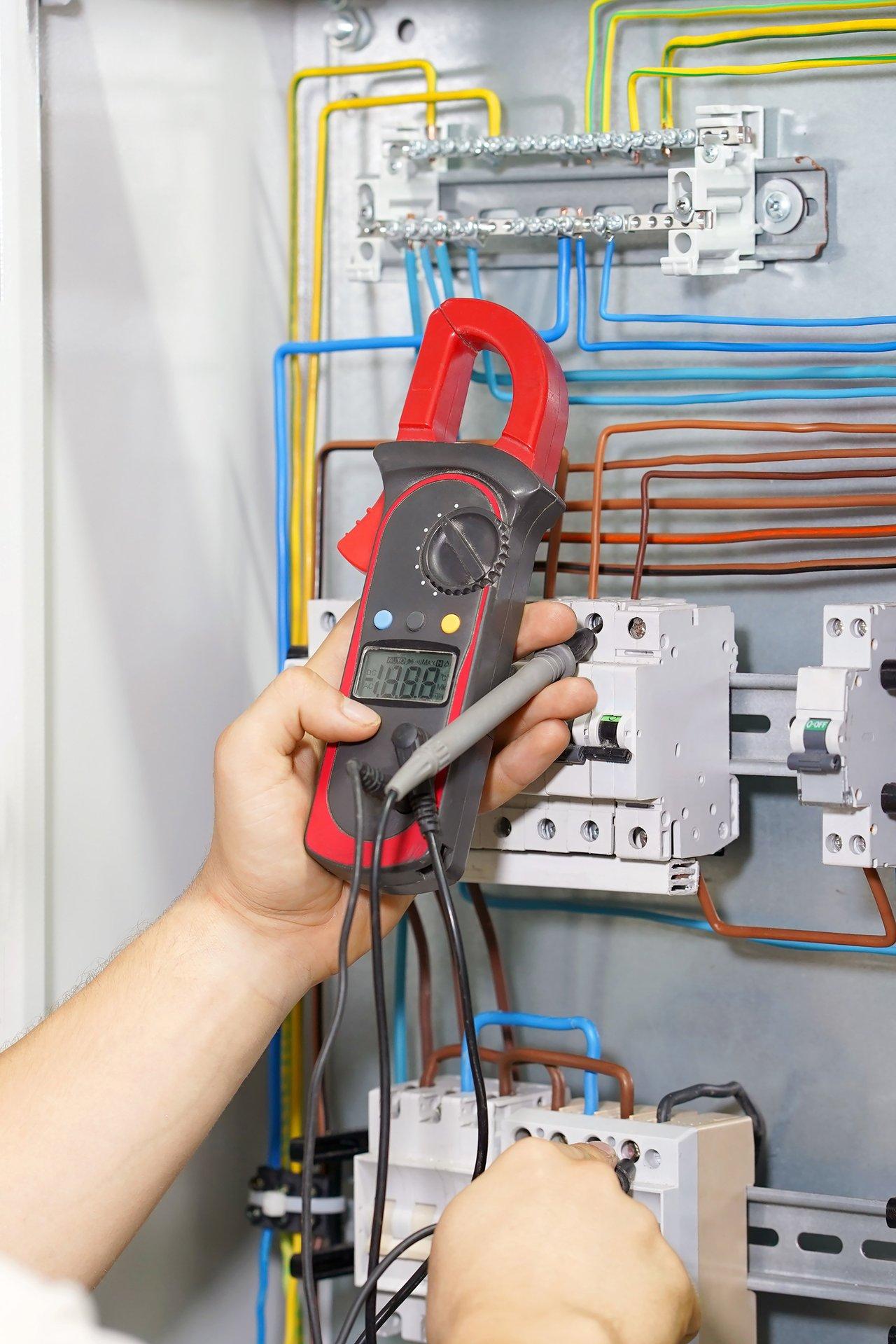 Pinces ampèremétriques : avis, tests et conseils d’utilisation