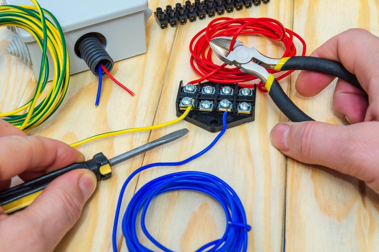 Préparer son installation électrique avant l’hiver : branchements et vérifications indispensables