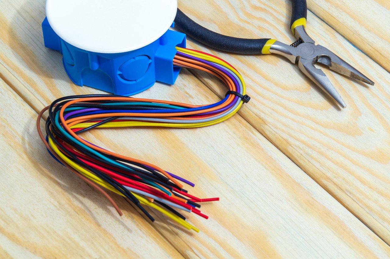 Réglementation des circuits électriques extérieurs : obligations et bonnes pratiques