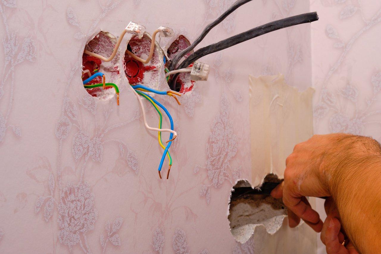 Remplacer un interrupteur simple par un double allumage : câblage précis et sécurité électrique