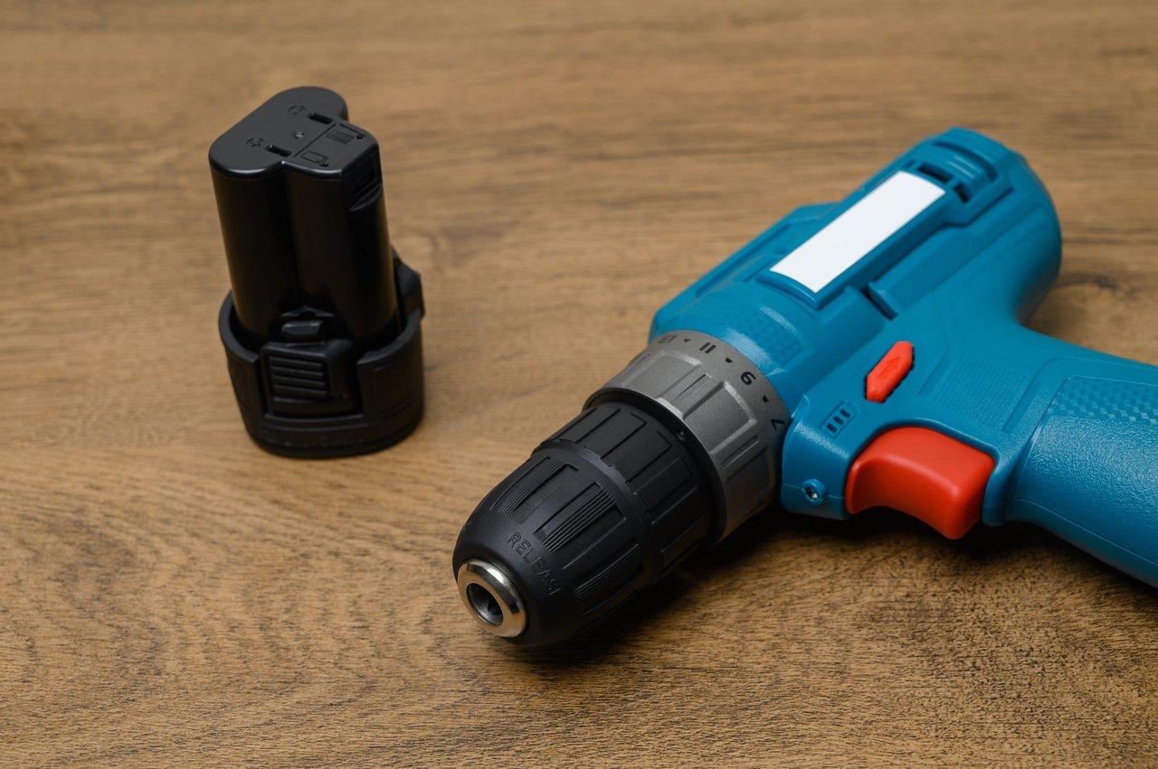 Remplacer une batterie NiMH par Li-Ion sur perceuse 18V : compatibilité et coût détaillés