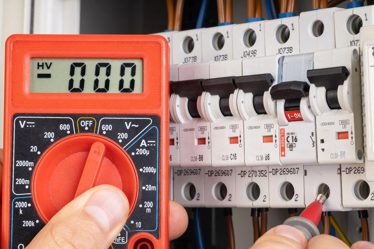 Test d’intensité maximale d’un disjoncteur 32A en usage industriel : méthode et précautions