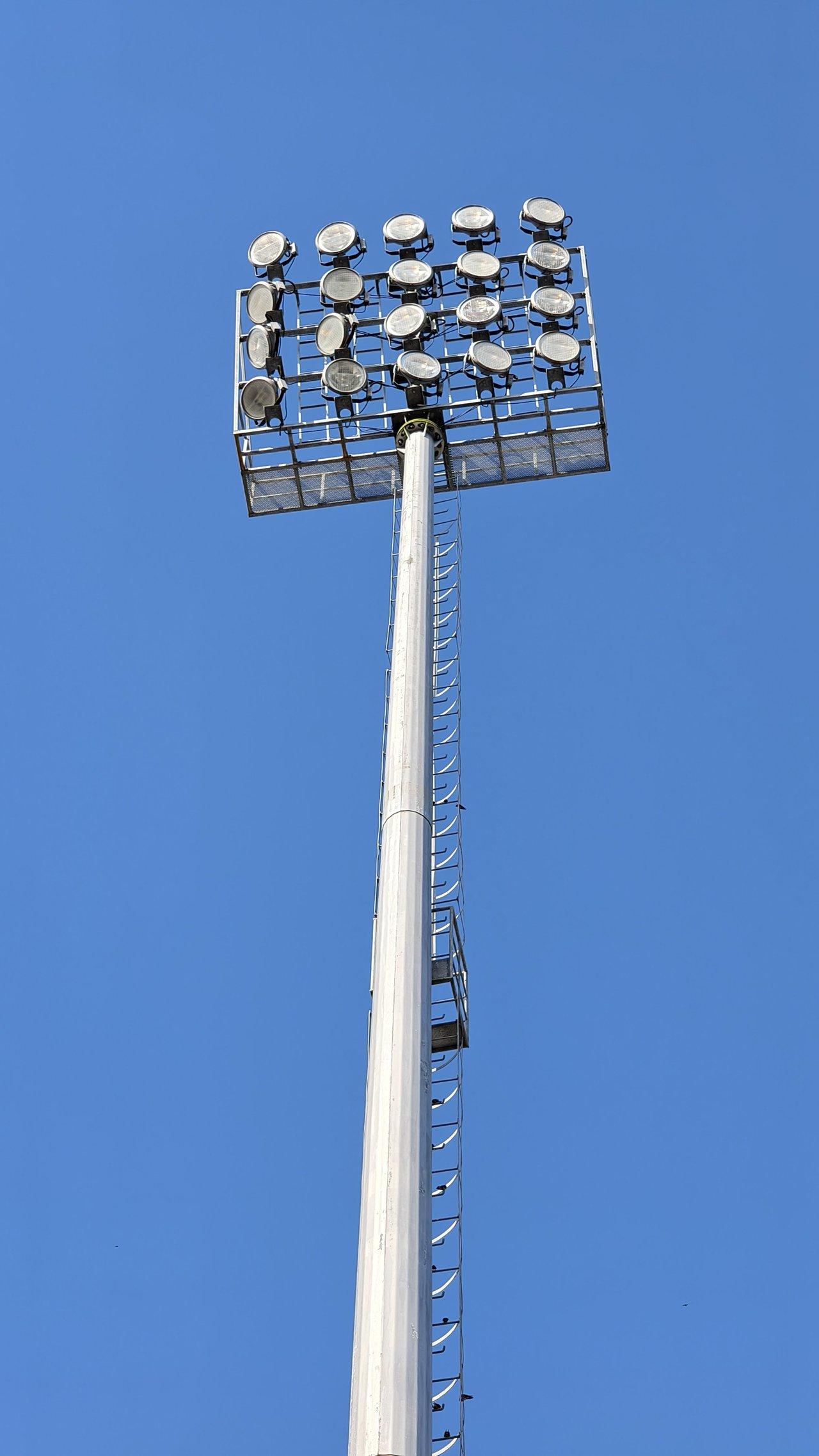 Tests comparatifs projecteurs halogènes vs LED pour usage intensif sur chantier