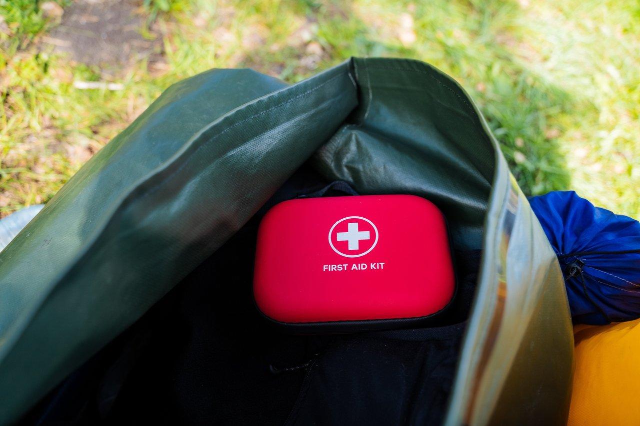 Trousse de secours compacte pour électricien mobile : contenu essentiel et conseils pratiques