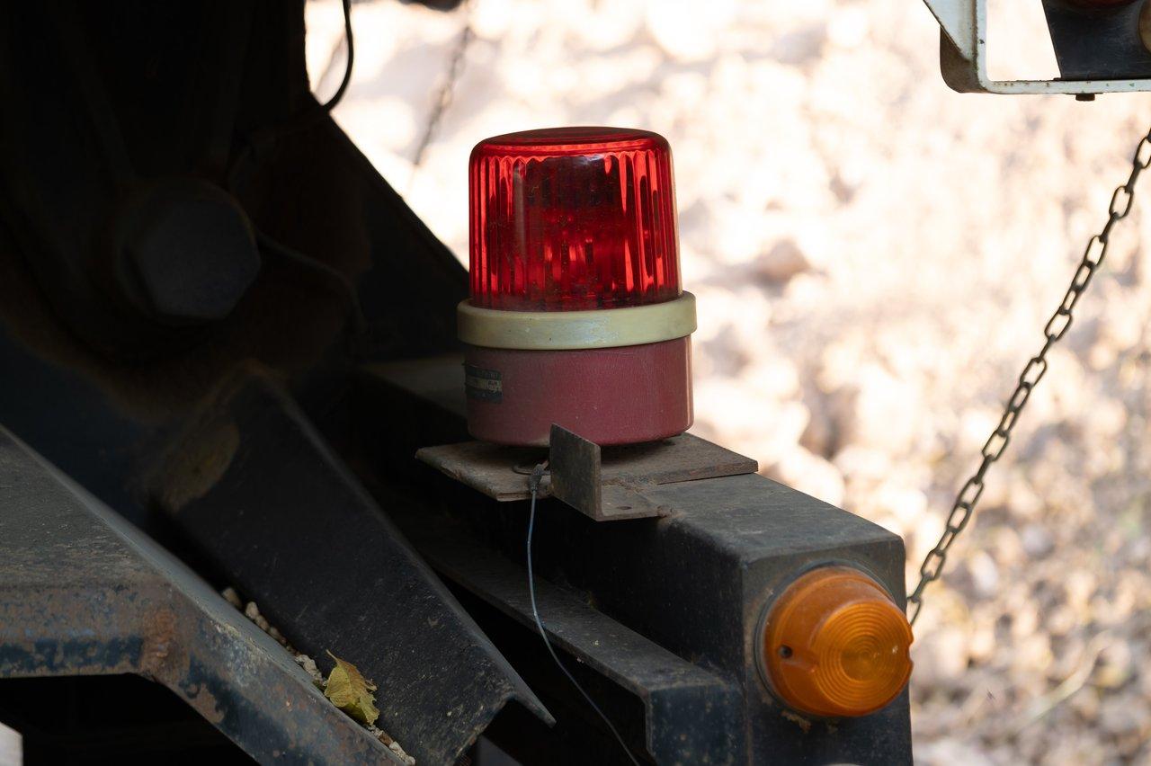 Alarme lumineuse industrielle VIGIflash 120dB assurant la sécurité sur un site complexe en extérieur.