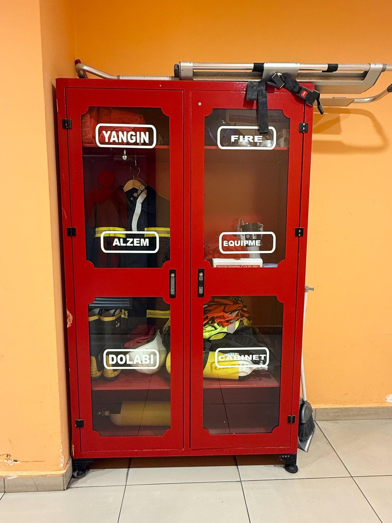 Armoires ignifugées A2P avec systèmes RFID assurant la sécurité du stockage de produits inflammables sur chantier.