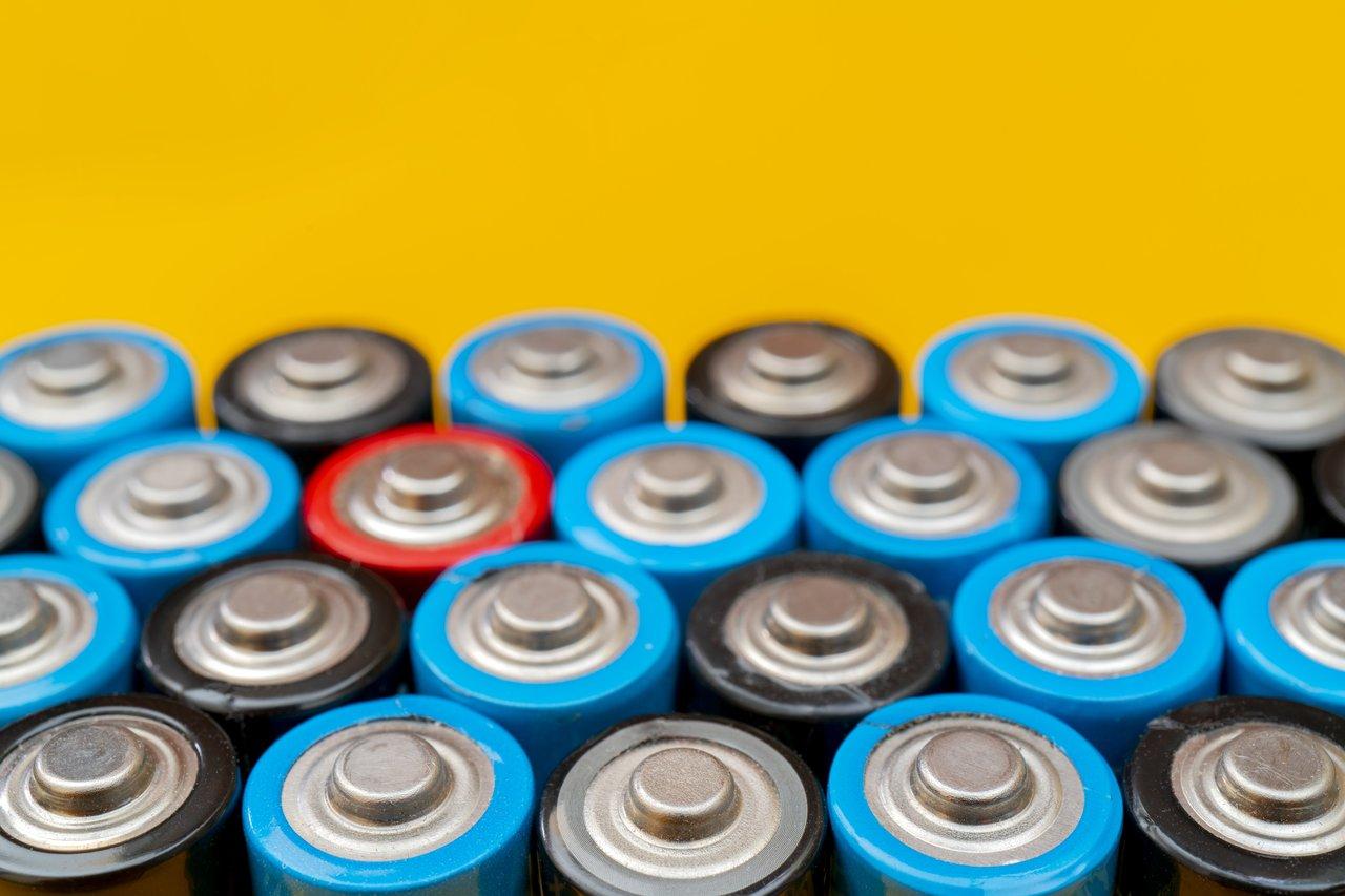Atelier de recyclage de batteries lithium-ion et sodium-ion, essentiel pour une énergie plus durable et écologique.