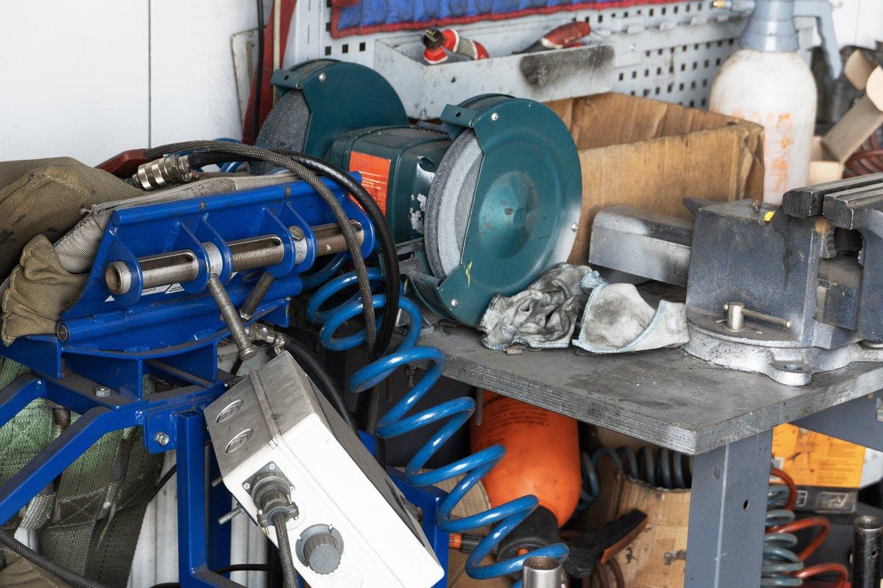 Atelier de soudure portable avec postes à souder Stahlwerk en fonctionnement sécurisé.
