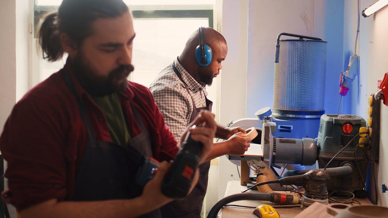 Atelier professionnel moderne équipé de nombreux outils électroportatifs 2025 et batteries lithium-ion pour une efficacité optimale.