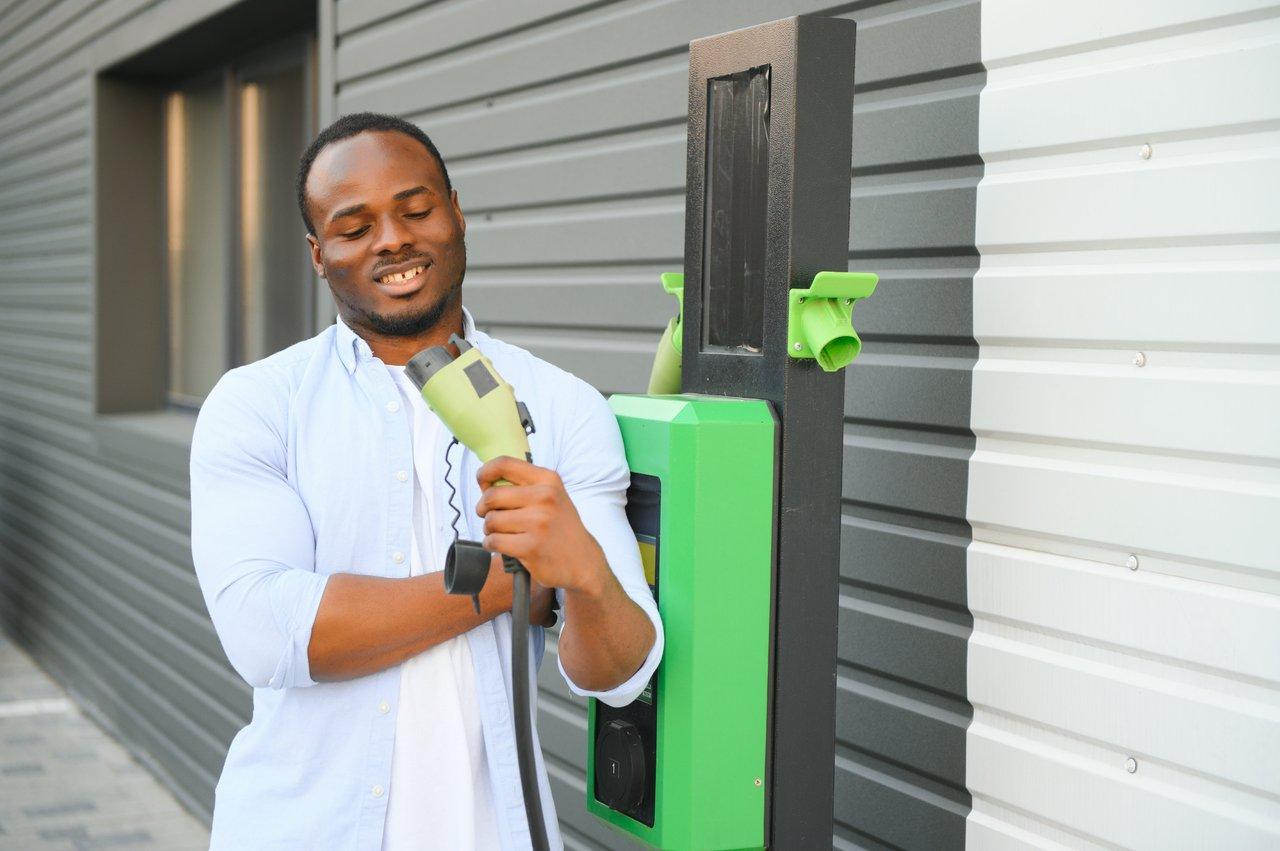 Borne de recharge électrique murale connectée dans un garage privé pour une recharge rapide à domicile.