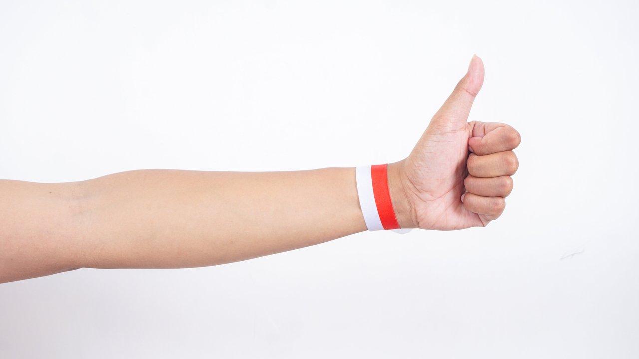 Bracelet antistatique en tissu connecté à une prise de terre, essentiel pour la sécurité lors d'interventions électroniques.