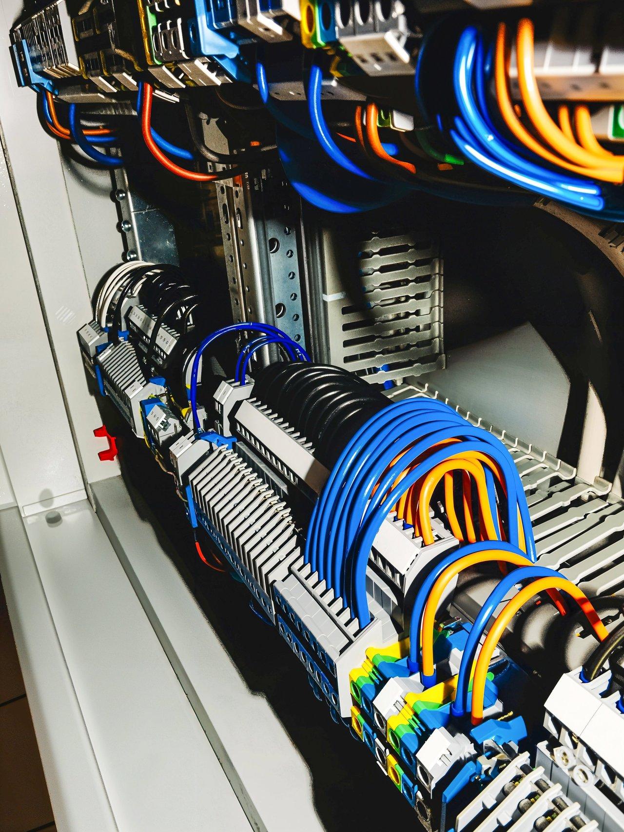 Capteurs de température intégrés dans un tableau électrique pour une surveillance en temps réel.