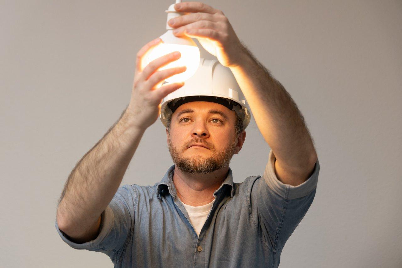 Casque intelligent pour électricien avec affichage tête haute et capteurs intégrés, renforçant la sécurité et l'efficacité sur le chantier.