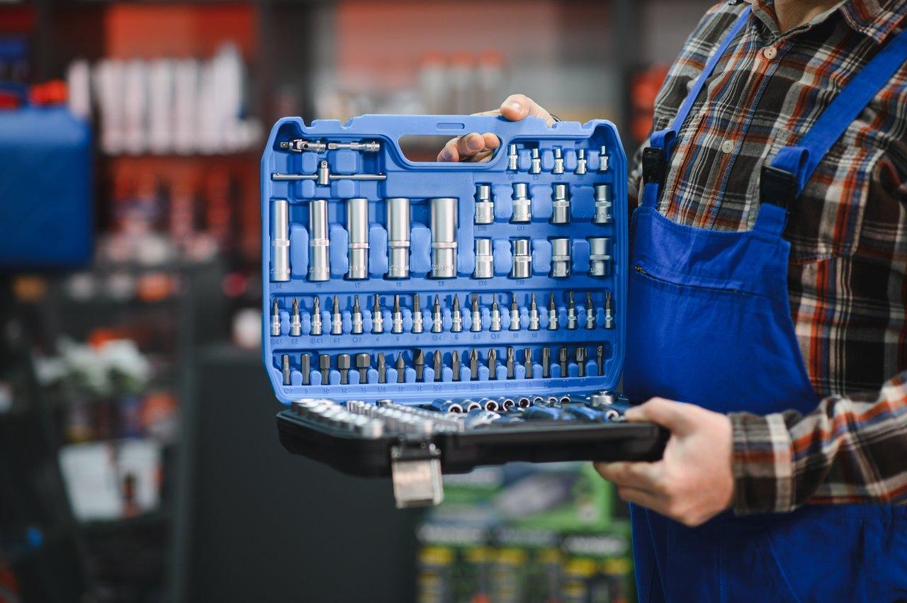 Chariot à roulettes professionnel avec mallettes modulaires pour un rangement efficace en atelier auto.