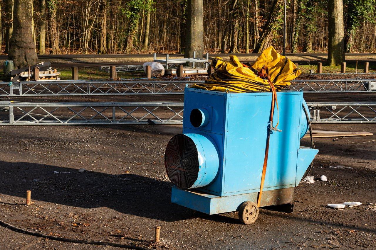 Chauffage électrique de chantier Trotec TDS 20 C en fonctionnement sur un site de construction intérieur.