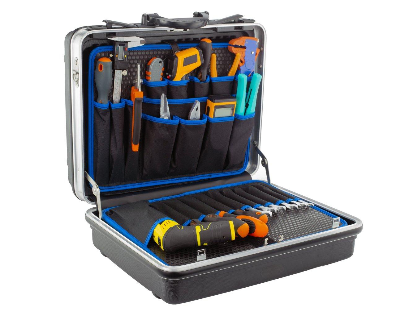 Coffret d’outillage pour électricien ouvert avec tournevis isolés, pinces, multimètre et testeur de tension.