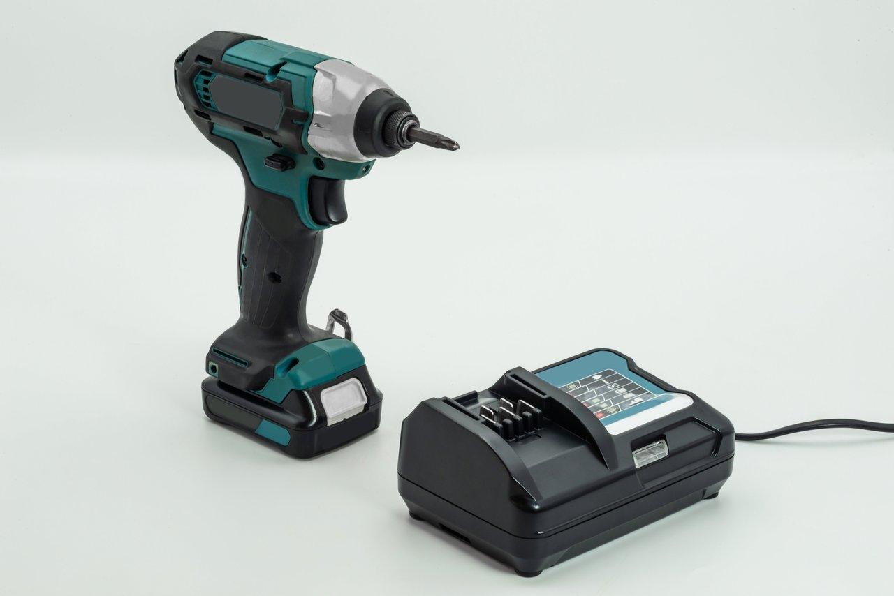 Coffret d’outils électroportatif tout-en-un ouvert, présentant un kit sans fil avec perceuse, batteries et chargeur.