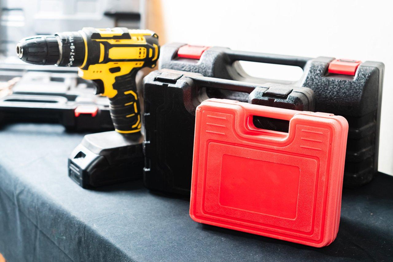 Coffret d’outils électroportatifs portable power tool kit jobsite, robuste et pratique pour le chantier.