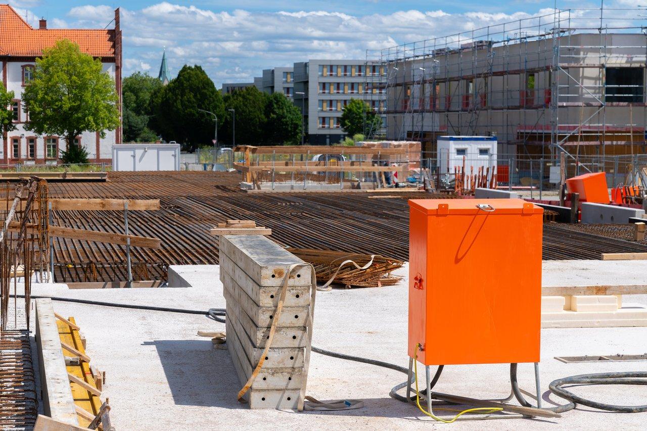 Coffrets électriques étanches IP65 pour construction, garantissant sécurité et protection en extérieur.