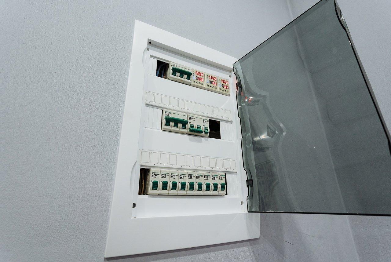 Comparaison d'un tableau électrique ancien et d'une mise en sécurité moderne avec disjoncteurs différentiels.