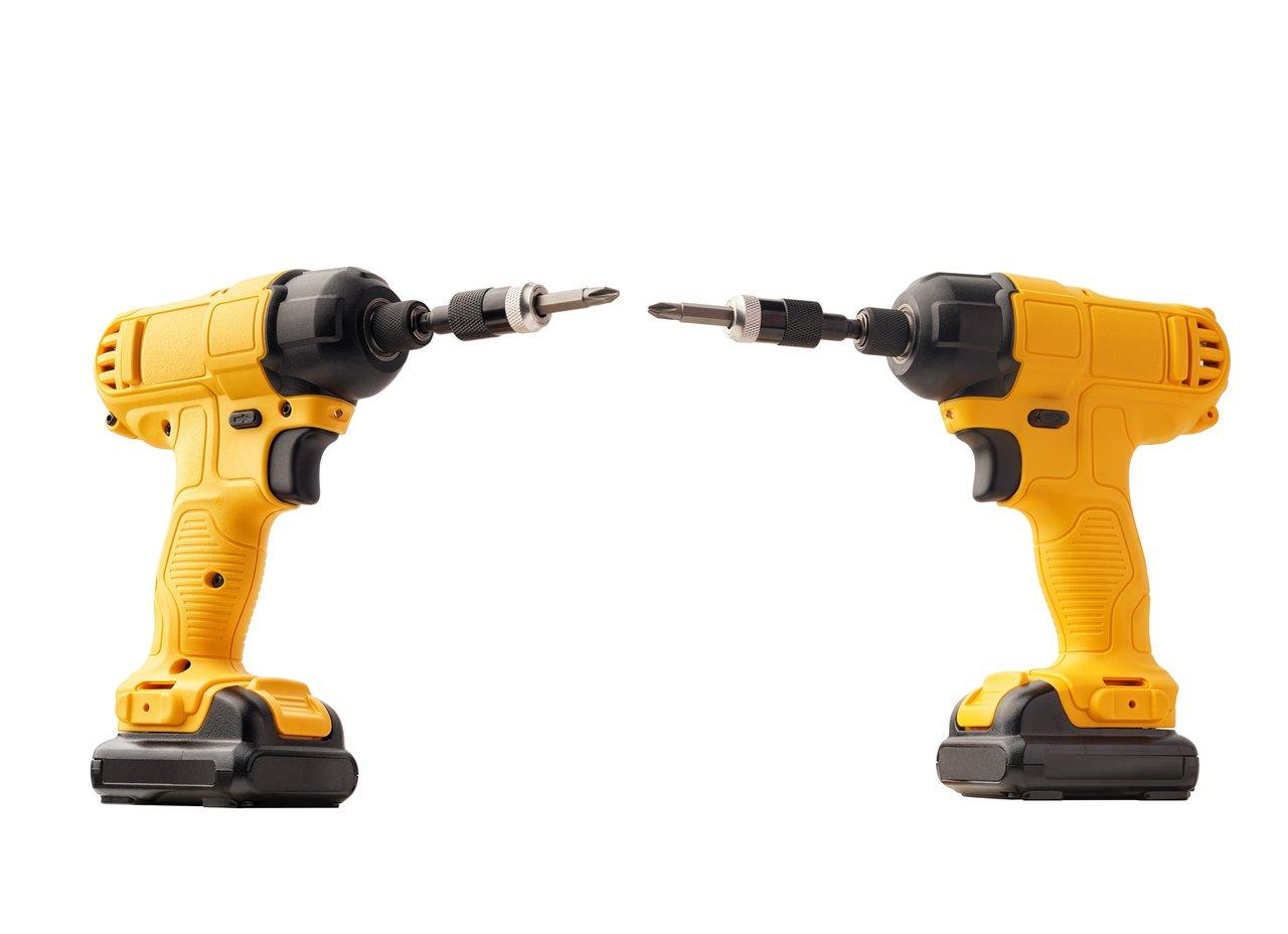 Comparaison visuelle entre un outil électroportatif filaire et un modèle sans fil sur un chantier, illustrant les avantages corded vs cordless power tools construction site.