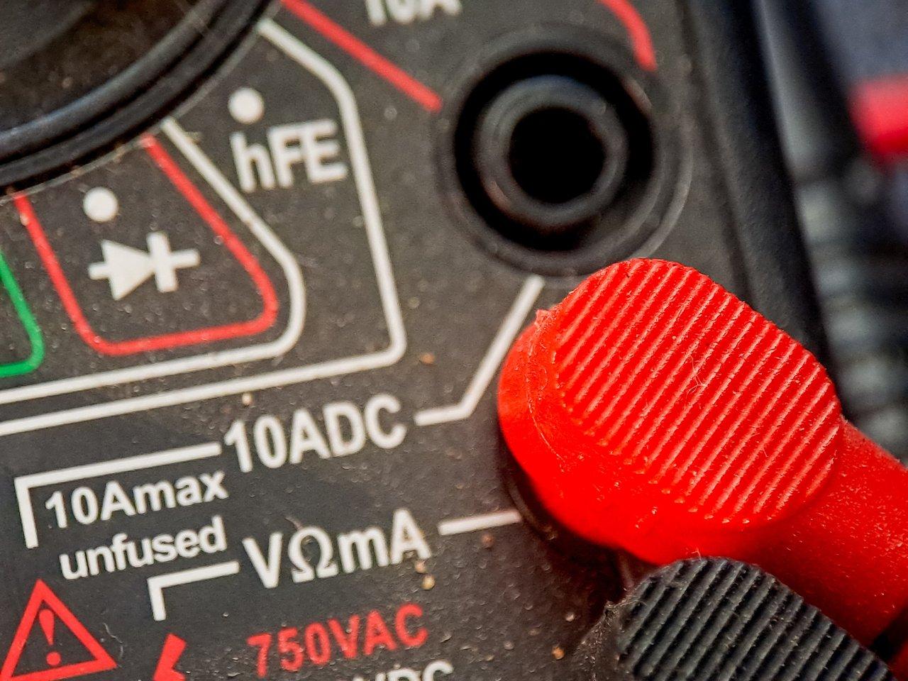 Comparatif de détecteurs portatifs électriques : gamme entrée, intermédiaire et professionnelle.