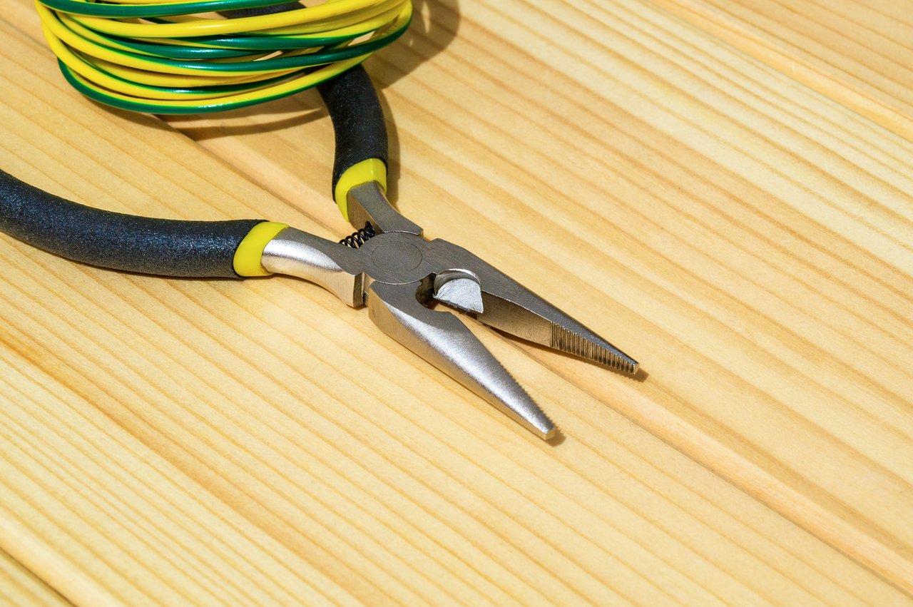 Comparatif visuel des pinces à sertir électriques pour connexions électriques professionnelles.