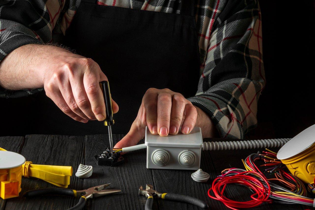 Connecteurs automatiques Wago à levier en usage sur un chantier électrique, facilitant la connexion rapide et sécurisée des câbles par l'électricien.