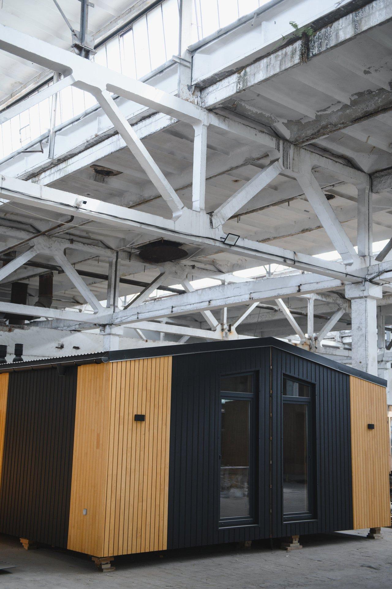 Construction de bâtiments modulaires préfabriqués en bois sur site, facilitant la préparation estivale des chantiers.